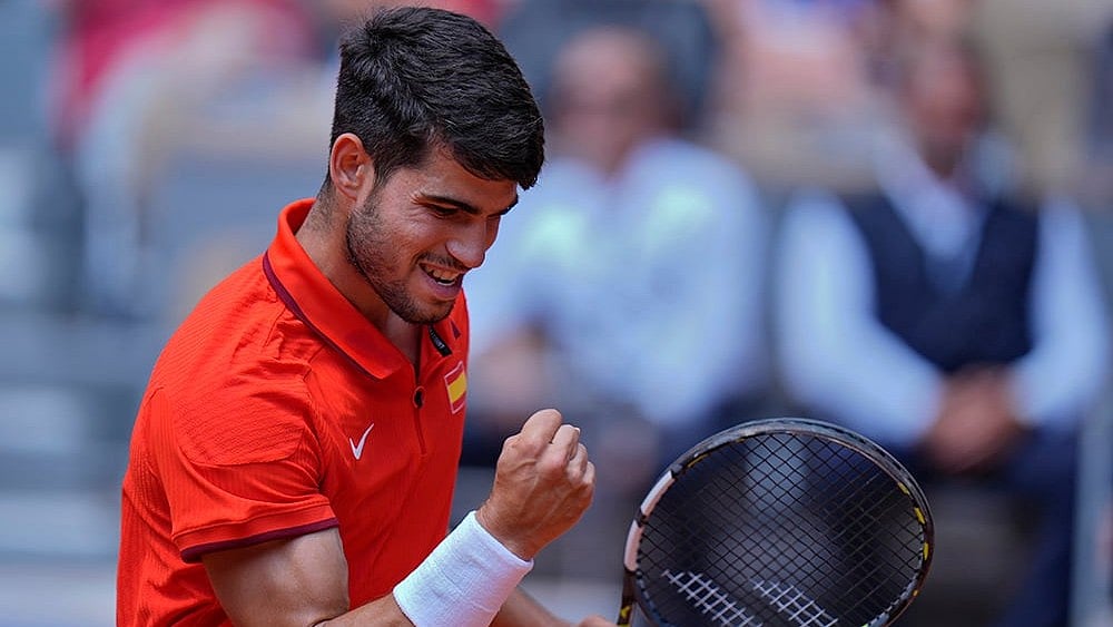Carlos Alcaraz reacts after scoring a point against Felix Auger-Aliassime  - | Photo: AP/Andy Wong